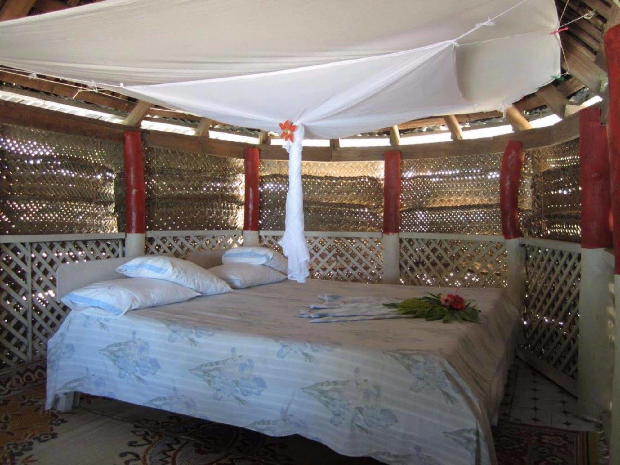 Vacations Beach Fale Hotel Manase Eksteriør billede
