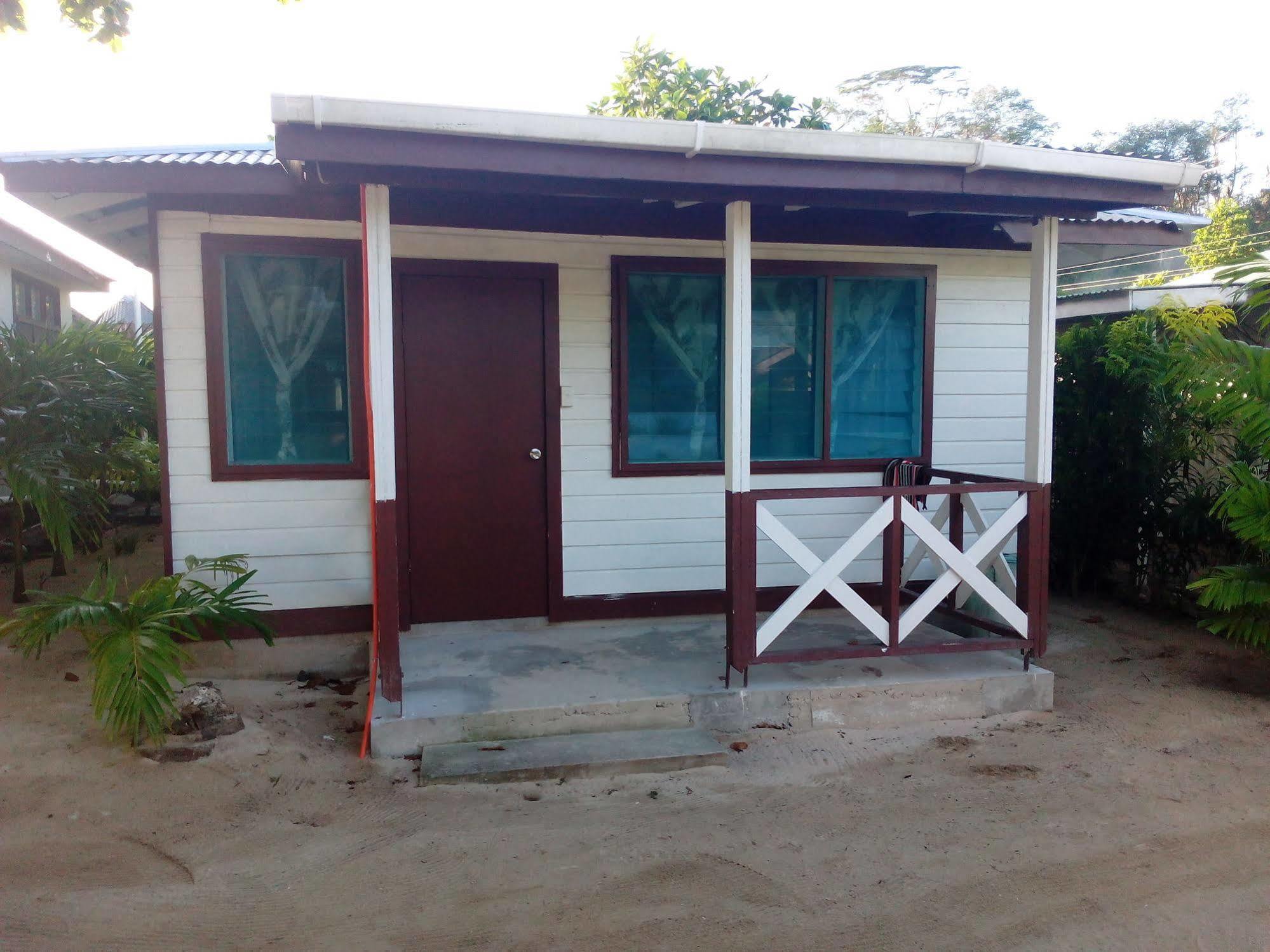 Vacations Beach Fale Hotel Manase Eksteriør billede